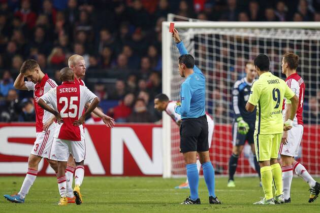 (L-R) Joel Veltman of Ajax, Thulani Serero of Ajax, Davy Klaassen of Ajax, referee Pedro Proenca, of Ajax, Luis Suarez of FC Barcelona, Niklas Moisander of Ajax during the UEFA Champions League group f match between Ajax Amsterdam and Barcelona on November 4, 2014 at the Amsterdam Arena in Amsterdam, The Netherlands. Ajax Amsterdam v Barcelona UEFA Champions League Group F 2014 2015 xVIxxIVx 3247195