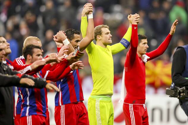 Schlussjubel Mehdi BENATIA, FCB 5 , Manuel NEUER, FCB 1 , Robert LEWANDOWSKI, FCB 9 zu den Fans, Fussballfans, supporters, spectators, Zuschauer, Jacke, Kutte, Weste, Fankurve FC BAYERN MUENCHEN - AS ROM ( 2-0) Fussball UEFA Champions League, Gruppenphase, Muenchen, 05.11.2014 CL Saison 2014 2015, FCB, Muenchen