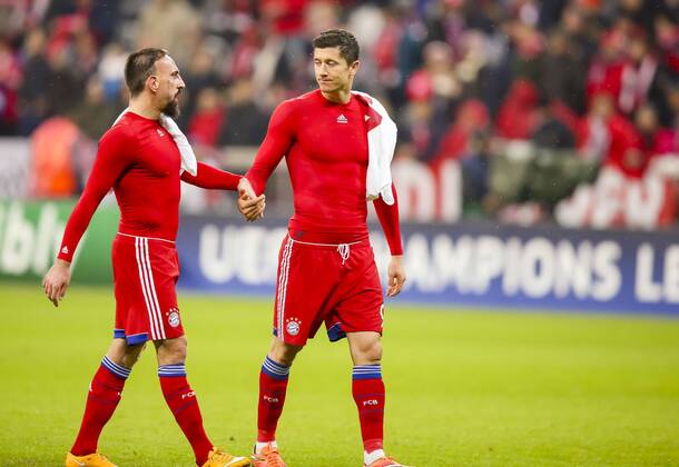 Frank RIBERY, FCB 7 haelt beim Schlussjubel Haendchen mit Robert LEWANDOWSKI, FCB 9 , gestikuliert und gibt Anweisungen, Aktion, Einzelbild, Gestik, Geste, Handbewegung, zeigen, deuten , witzig, Jubel, Freude, Emotionen, Feiern, Lachen, jubelt, freuen, reisst die Arme hoch, ballt die Faust, Oberkoerper, Body, Bauchmuskeln, Sixpack, Muskulatur, Körper, Muskeln, FC BAYERN MUENCHEN - AS ROM ( 2-0) Fussball UEFA Champions League, Gruppenphase, Muenchen, 05.11.2014 CL Saison 2014 2015, FCB, Muenchen