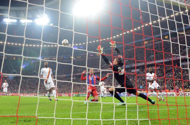 05.11.2014, xjhx, Fussball Champions League, FC Bayern München - AS Rom, v.l. Ashley Cole (AS Rom), Lukas Skorupski (AS Rom), Mario Goetze (FC Bayern Muenchen) Goal scored, Tor zum 2:0