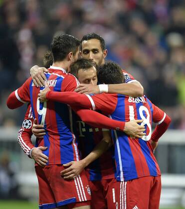 05.11.2014, Fussball Champions League 2014 2015, Vorrunde, 4.Spieltag, FC Bayern München - AS Rom, in der Allianzarena München. Torjubel v.l. Mario Götze (Bayern), Robert Lewandowski (Bayern München), Rafinha (Bayern), Mehdi Benatia (München) und Juan Bernat (Bayern) 