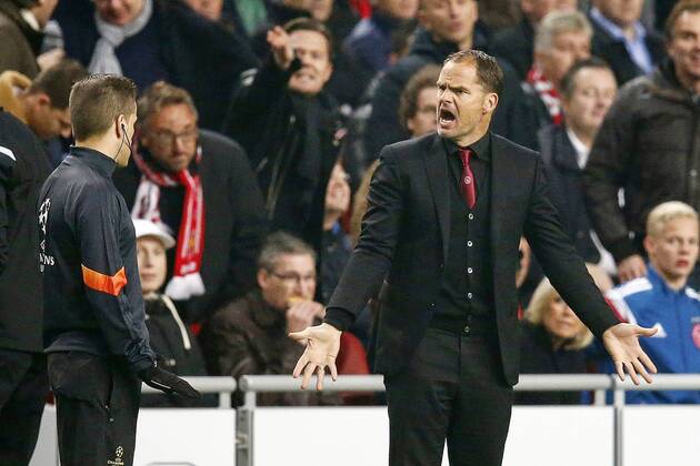 Aktuell Fussball, Champions League, Ajax Amsterdam - FC Barcelona (L-R) 4th official Paulo Soares, coach Frank de Boer of Ajax during the UEFA Champions League group f match between Ajax Amsterdam and Barcelona on November 4, 2014 at the Amsterdam Arena in Amsterdam, The Netherlands. Ajax Amsterdam v Barcelona UEFA Champions League Group F 2014 2015 xVIxxIVx 3247788