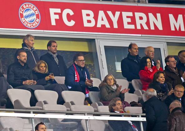 05.11.2014, Fussball Champions League 2014 2015, Vorrunde, 4.Spieltag, FC Bayern München - AS Rom, in der Allianzarena München. re: Susi, die Ehefrau von Ex-Präsident Uli Hoeneß (München, Höness, Höneß, Hoeness, Hoeneß) auf der Tribüne. oben 2.v.li: Wahiba Ribery, die Ehefrau von Franck Ribery (München).