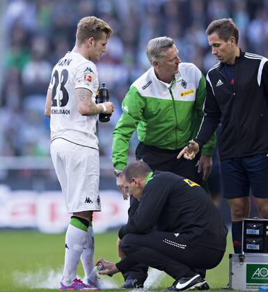 Mönchengladbach, 02.11.2014, Borussia Park Andre Hahn (BMG) wird beghandelt VfL Borussia Mönchengladbach - TSG Hoffenheim mm