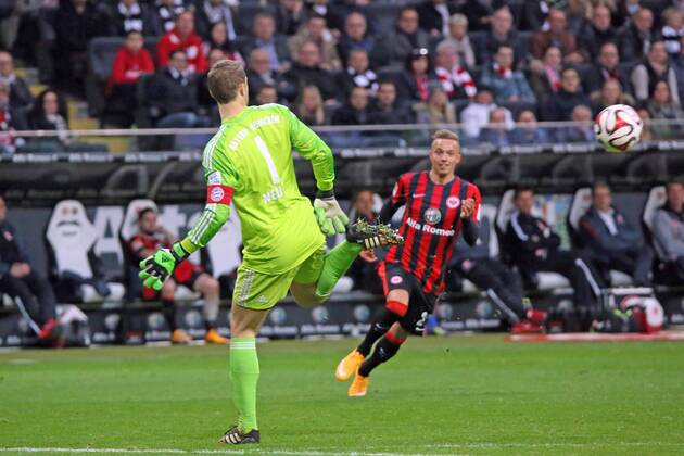 Manuel Neuer (Bayern) leitet den Ball lässig mit der Hacke weiter vor Sonny Kittel (Eintracht) - Eintracht Frankfurt vs. FC Bayern München, Commerzbank Arena