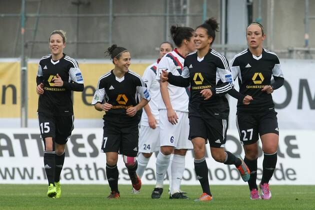Hinspiel im Achtelfinale der UEFA Women s Champions League: 1. FFC Frankfurt gegen ASD Torres Femminile Sassari (Italien) am Sonntag (09.11.2014) im Stadion am Brentanobad in Frankfurt am Main. Jubel nach 1:0 durch Celia Sasic (1. FFC Frankfurt).