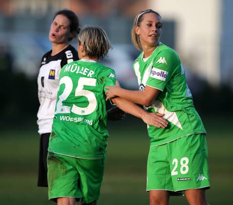 SOCCER - CL, Neulengbach vs Wolfsburg NEULENGBACH,AUSTRIA,09.NOV.14 - SOCCER - UEFA Champions League, Women, NOESV Neulengbach vs VfL Wolfsburg. Image shows Nina Burger (Neulengbach) and the rejoicing of Martina Mueller and Lena Goessling (Wolfsburg). 