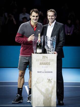 Roger Federer (L) of Switzerland and Stefan Edberg of Sweden pose with the Fans Favourite Award and the Stefan Edberg Sportmanship Award on day one of the ATP Tennis Herren World Tour Finals in London, Britain, on Nov. 9, 2014. ) (SP)BRITAIN-LONDON-TENNIS-ATP WORLD TOUR FINALS-FEDERER-AWARDS TangxShi 
