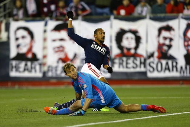 November 9, 2014: Columbus Crew s Steve Clark (1) and New England Revolution s Teal Bunbury (10) watch as the Bunbury tallies the Revolution s third goal. The New England Revolution defeated the Columbus Crew 3-1 in the second leg of the Major League Soccer Eastern Conference Semi-Finals at Gillette Stadium in Foxborough, Massachusetts. The Revolution win on aggregate goals 7-3 to advance to the Eastern Conference Finals. SOCCER: NOV 09 MLS Fussball Herren USA - Eastern Conference Semifinal - Crew SC at Revolution Icon20149885 EDITORIAL USE ONLY