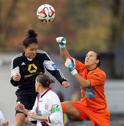 Fussball, UEFA Women s Champions League, 1. FFC Frankfurt - ASD Torres Calcio, v.li.: Celia Sasic (1. FFC Frankfurt) gegen Torfrau Mimma Fazio (ASD Torres Calcio) im Zweikampf, Duell, duel, tackle, Aktion, Action Kopfball, header xmrx