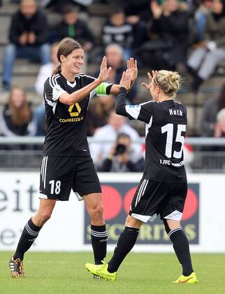 Fussball, UEFA Women s Champions League, 1. FFC Frankfurt - ASD Torres Calcio, v.li.: Kerstin Garefrekes (1. FFC Frankfurt) und Svenja Huth (1. FFC Frankfurt) mit Torjubel, celebrate the goal, goal celebration, Jubel über das Tor 2:0 xmrx