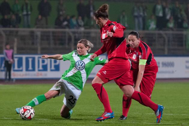 v.li.: Martina Müller (VfL Wolfsburg), Lucie Harsanyova (NÖSV Neulengbach), Natascha Celouch (NÖSV Neulengbach), Fussball, UEFA Women s Champions League, VfL Wolfsburg - NÖSV Neulengbach, xobx