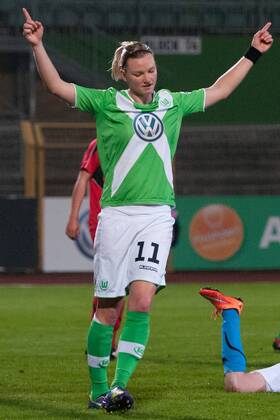 v.li.: Alexandra Popp (VfL Wolfsburg) bejubelt ihr Tor zum 2:0 mit Torjubel, Jubel, Freude über das Tor, Fussball, UEFA Women s Champions League, VfL Wolfsburg - NÖSV Neulengbach, xobx