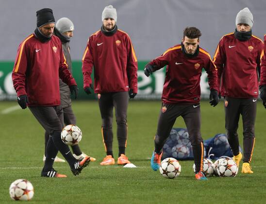 MOSCOW REGION, RUSSIA. NOVEMBER 24, 2014. AS Rom s midfielder Daniele De Rossi, forward Mattia Destro, midfielder Alessandro Florenzi (L-R) training Moscow at Arena Khimki Stadium.  RE155ABA