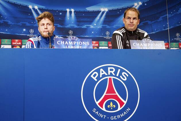 (L-R) Lasse Schone of Ajax, coach Frank de Boer of Ajax during a press conference of Ajax Amsterdam prior to the UEFA Champions League group F match between Paris Saint-Germain and Ajax on November 24, 2014 at the Parc de Princes stadium in Paris, France. Press conference Ajax in Paris UEFA Champions League Group F 2014 2015 xVIxxIVx 3298865