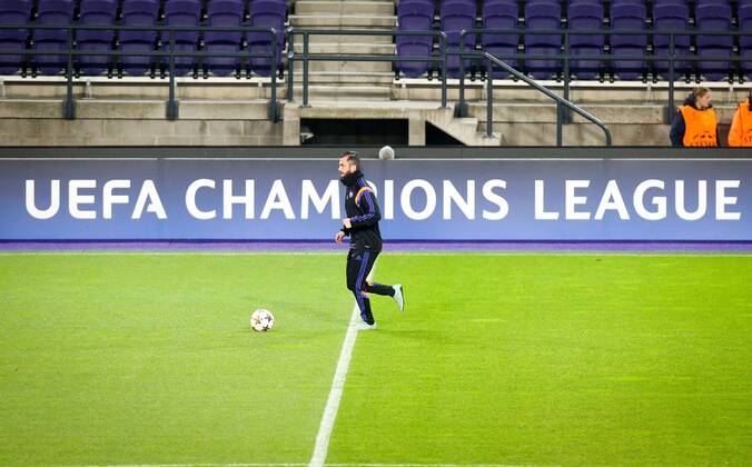 - BRUSSELS, BELGIUM: Anderlecht s Steven Defour pictured during a training session of Belgian soccer team RSCA Anderlecht, in Brussels, Tuesday 25 November 2014. Tomorrow Anderlecht is playing against Turkish team Galatasaray on day 5 of the group stage of the UEFA Champions League competition, in group D. VIRGINIExLEFOUR  x04508887x
