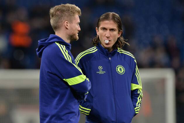 FC Schalke 04 vs. Chelsea London --- Fussball --- Champions League --- 25.11.2014 Andre Schürrle, Schuerrle (Chelsea), links, und Filipe Luis (Chelsea), mit Kaugummi, Mimik, Gestik, halbe Figur