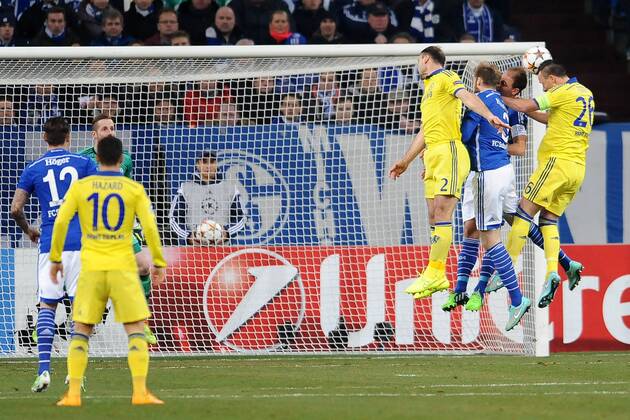 Fußball Champions League Gruppenphase 5.Spieltag Schalke 04 - FC Chelsea am 25.11.2014 in der Veltins-Arena in Gelsenkirchen John Terry ( Chelsea ), rechts köpft das 0:1 für Chelsea