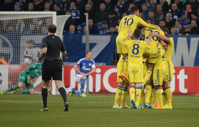 25.11.2014, xjfx, Fussball Champions League, FC Schalke 04 - Chelsea London, v.l. Ralf Faehrmann (FC Schalke 04),Benedikt Hoewedes (FC Schalke 04),enttaeuscht, enttaeuscht schauend, dissapointed, Eden Hazard (FC Chelsea London),Oscar (FC Chelsea London),Cesar Azpilicueta (FC Chelsea London),jubeln jubelt