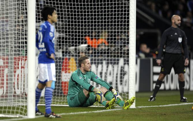 VeltinsArena Gelsenkirchen 25.11.2014, UEFA Championsleague 2014 2015 Vorrunde 5. Spieltag, Schalke 04 (S04) vs. FC Chelsea ---- Torwart Ralf Fährmann (Faehrmann) (S04) sitz geschlagen am Boden nach dem 0:1, daneben Atsuto Uchida (S04)