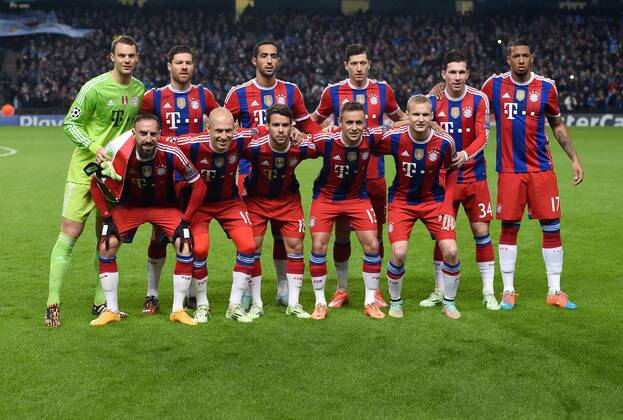 FUSSBALL CHAMPIONS LEAGUE SAISON 2014 2015 VORRUNDE Manchester City - FC Bayern Muenchen 25.11.2014 Teamfoto FC Bayern, hintere Reihe von links: Torwart Manuel Neuer, Xabi Alonso, Mehdi Benatia, Robert Lewandowski, Pierre Emile Hojbjerg Hoejbjerg (FC Bayern Muenchen), Jerome Boateng. Vordere Reihe von links: Franck Ribery, Arjen Robben, Juan Bernat, Rafinha, Sebastian Rode