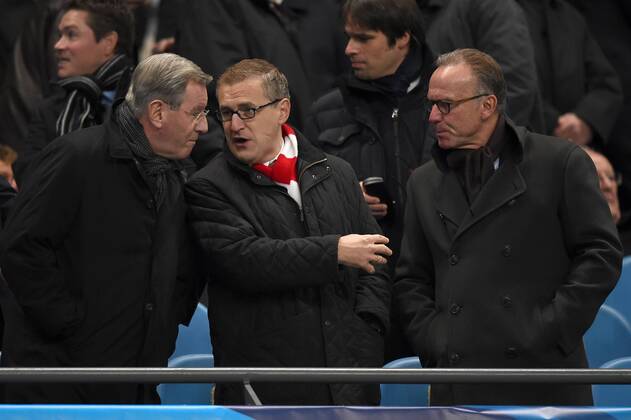 FUSSBALL CHAMPIONS LEAGUE SAISON 2014 2015 VORRUNDE Manchester City - FC Bayern Muenchen 25.11.2014 Praesident Karl Hopfner, Finanzvorstand Jan-Christian Dreesen und Vorstandsvorsitzender Karl Heinz Rummenigge (v.l., alle FC Bayern Muenchen) fachsimpeln auf der Ehrentribuene. 