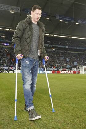 Julian Draxler (FC Schalke 04 10) auf Kruecken FC Schalke 04 vs FC Chelsea, Fussball, Champions-League, 25.11.2014 , EP_JSE