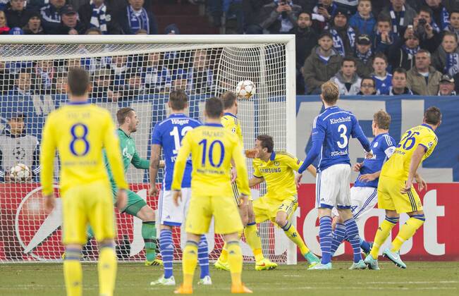 Gelsenkirchen, 25.11.2014, Veltins Arena, Fußball Tor zum 0:1 durch John Terry (London) gegen Benedikt Höwedes (S04), Jan Kirchhoff (S04), Torwart Ralf Fährmann (S04) FC Schalke 04 - FC Chelsea London