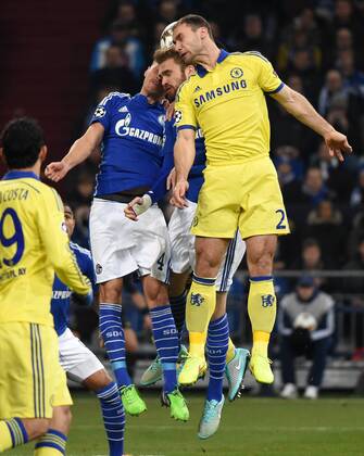 25.11.2014, Fussball, Saison 2014 15, UEFA Champions League, Vorrunde, FC Schalke 04 - FC Chelsea John Terry (FC Chelsea), re., verdeckt, erzielt mit diesem Kopfball das Tor zum 0:1, v.re., John Terry (FC Chelsea), Gary Cahill (FC Chelsea), Jan Kirchhoff (Schalke 04), Benedikt Hoewedes, Benedikt Höwedes (Schalke 04)
