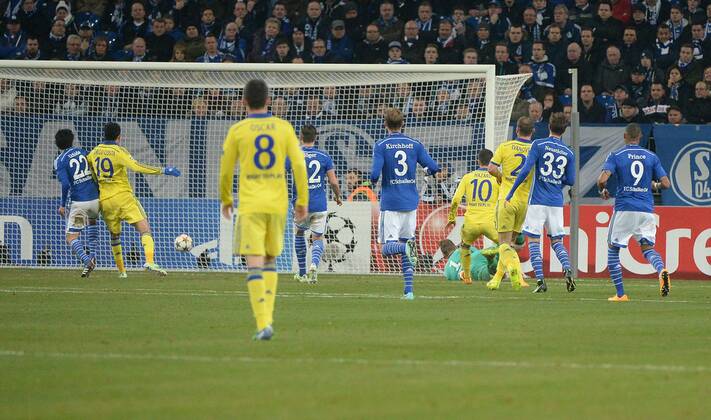 25.11.2014, xjfx, Fussball Champions League, FC Schalke 04 - Chelsea London, v.l. Atsuto Uchida (FC Schalke 04),Diego Costa (FC Chelsea London),Oscar (FC Chelsea London),Marco Hoeger (FC Schalke 04),Jan Kirchhoff (FC Schalke 04),Eden Hazard (FC Chelsea London),Roman Neustaedter (FC Schalke 04),Kevin-Prince Boateng (FC Schalke 04),Goal scored, Tor zum 0:2 durch Willian (FC Chelsea London) nicht im Bild