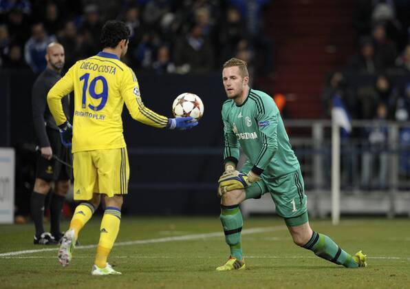 VeltinsArena Gelsenkirchen 25.11.2014, UEFA Championsleague 2014 2015 Vorrunde 5. Spieltag, Schalke 04 (S04) vs. FC Chelsea ---- Diego Costa reicht Torwart Ralf Fährmann (Faehrmann) (S04) den Ball nach dem Tor zum 2:0