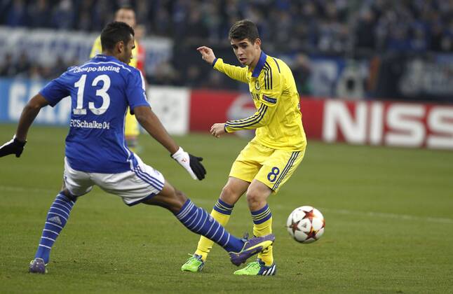 Schalkes Eric Maxim Choupo-Moting (L) against Londons Oscar during the Championsleague match between FC Schalke 04 and Chelsea London, Veltins Arena in Gelsenkirchen on November 25., 2014. FC Schalke 04 vs. Chelsea London in der Champions League der Saison 2014 2015 am 25. November 2014.