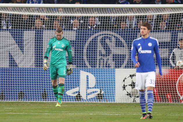 Gelsenkirchen, Deutschland 25. Oktober 2014: Champions League 14 15 - FC Schalke 04 vs. FC Chelsea. Torwart Ralf Fährmann Faehrmann unzufrieden enttäuscht enttaeuscht niedergeschlagen. md