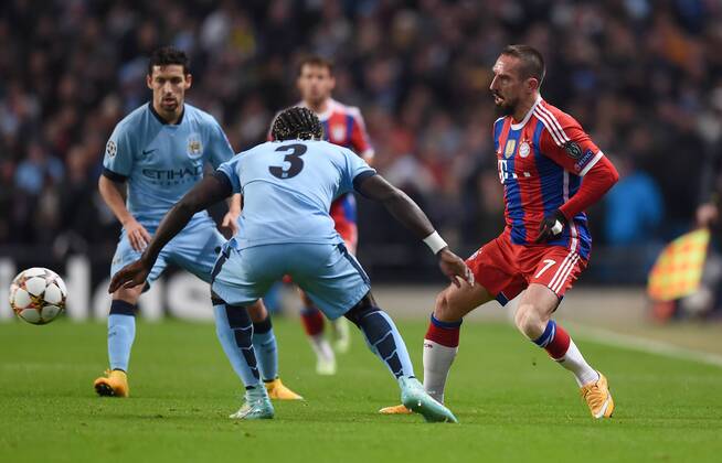 FUSSBALL CHAMPIONS LEAGUE SAISON 2014 2015 VORRUNDE Manchester City - FC Bayern Muenchen 25.11.2014 Bacary Sagna (li, Manchester City) gegen Franck Ribery (re, FC Bayern Muenchen) 