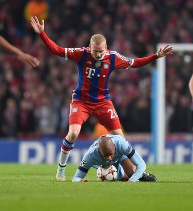 FUSSBALL CHAMPIONS LEAGUE SAISON 2014 2015 VORRUNDE Manchester City - FC Bayern Muenchen 25.11.2014 Sebastian Rode (FC Bayern Muenchen) im Zweikampf mit Fernando (Manchester City) obenauf 