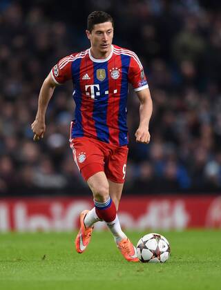 FUSSBALL CHAMPIONS LEAGUE SAISON 2014 2015 VORRUNDE Manchester City - FC Bayern Muenchen 25.11.2014 Robert Lewandowski (FC Bayern Muenchen) am Ball 