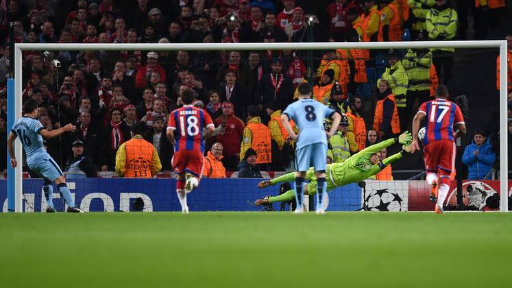 FUSSBALL CHAMPIONS LEAGUE SAISON 2014 2015 VORRUNDE Manchester City - FC Bayern Muenchen 25.11.2014 Sergio Agueero (li, Manchester City) erzielt per Elfmeter das Tor zum 1:0. Torwart Manuel Neuer (FC Bayern Muenchen) kommt nicht an den Ball 