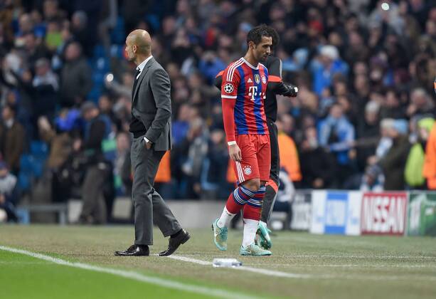 FUSSBALL CHAMPIONS LEAGUE SAISON 2014 2015 VORRUNDE Manchester City - FC Bayern Muenchen 25.11.2014 Mehdi Benatia (re) schleicht nach seiner Roten Karte vom Platz, Trainer Pep Guardiola (li, FC Bayern Muenchen) ist in Gedanken schon wieder auf dem Spielfeld 