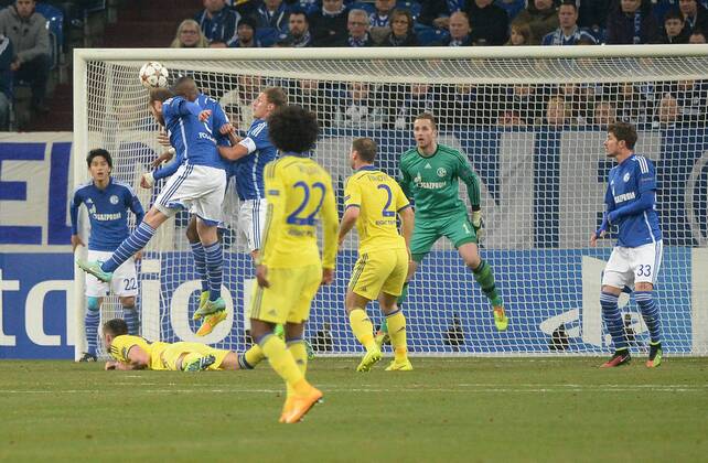 25.11.2014, xjfx, Fussball Champions League, FC Schalke 04 - Chelsea London, v.l.Atsuto Uchida (FC Schalke 04),Jan Kirchhoff (FC Schalke 04) Eigentor zum 0:3,Willian (FC Chelsea London),Branislav Ivanovic (FC Chelsea London),Ralf Faehrmann (FC Schalke 04), Roman Neustaedter (FC Schalke 04),enttaeuscht, enttaeuscht schauend, dissapointed