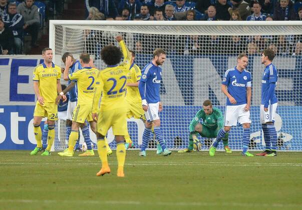 25.11.2014, xjfx, Fussball Champions League, FC Schalke 04 - Chelsea London, v.l.Klaas Jan Huntelaar (FC Schalke 04),Atsuto Uchida (FC Schalke 04),Jan Kirchhoff (FC Schalke 04) Eigentor zum 0:3,Willian (FC Chelsea London),Branislav Ivanovic (FC Chelsea London),Ralf Faehrmann (FC Schalke 04), Roman Neustaedter (FC Schalke 04),enttaeuscht, enttaeuscht schauend, dissapointed