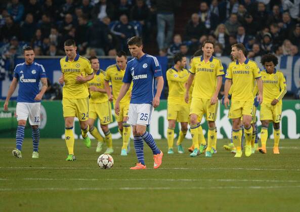 25.11.2014, xjfx, Fussball Champions League, FC Schalke 04 - Chelsea London, v.l.Marco Hoeger (FC Schalke 04),Gary Cahill (FC Chelsea London),Klaas Jan Huntelaar (FC Schalke 04) enttaeuscht, enttaeuscht schauend, dissapointed, Nemanja Matic (FC Chelsea London),Branislav Ivanovic (FC Chelsea London),Willian (FC Chelsea London),jubeln jubelt