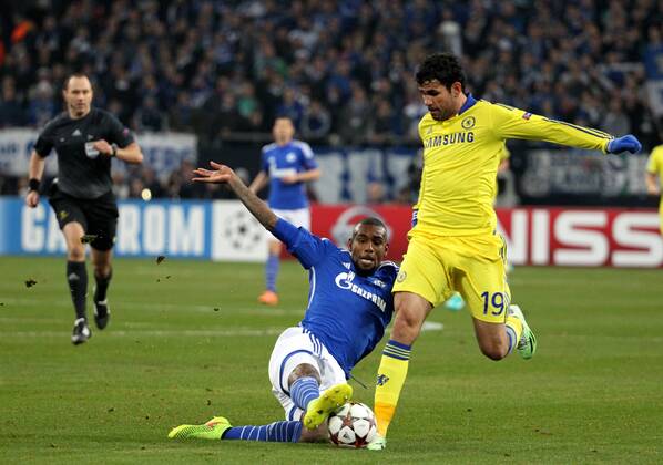 GER, Champions League, Vorrunde, Gruppe G, Schalke 04 vs FC Chelsea 25.11.14, Gelsenkirchen, VELTINS-Arena, GER, Champions - League, Vorrunde, Saison 2014 2015, 05.Spieltag, Gruppe G, FC Schalke 04 vs FC Chelsea im Bild Felipe Santana (Schalke) gegen Diego Costa (Chelsea)
