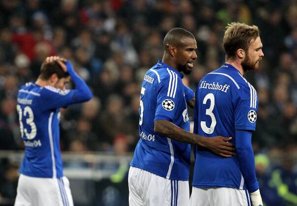 GER, Champions League, Vorrunde, Gruppe G, Schalke 04 vs FC Chelsea 25.11.14, Gelsenkirchen, VELTINS-Arena, GER, Champions - League, Vorrunde, Saison 2014 2015, 05.Spieltag, Gruppe G, FC Schalke 04 vs FC Chelsea im Bild Roman Neustädter, Felipe Santana und Jan Kirchhoff (Schalke) enttäuscht nach dem Tor zum 0:2