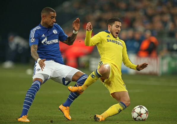 25.11.2014, Fussball Champions League 2014 2015, Vorrunde, 5.Spieltag, FC Schalke 04 - FC Chelsea London, in der Veltins-Arena auf Schalke. v.l. Kevin-Prince Boateng (Schalke) gegen Eden Hazard (FC Chelsea) 
