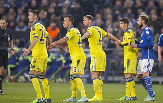 Gelsenkirchen, 25.11.2014, Veltins Arena, Fußball Gary Cahill (London), John Terry (London), Branislav Ivanovic (London) und Oscar (London) Hand in Hand, Jan Kirchhoff (S04) FC Schalke 04 - FC Chelsea London