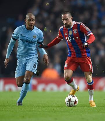 FUSSBALL CHAMPIONS LEAGUE SAISON 2014 2015 VORRUNDE Manchester City - FC Bayern Muenchen 25.11.2014 Franck Ribery (re, FC Bayern Muenchen) gegen Fernando (li, Manchester City) 