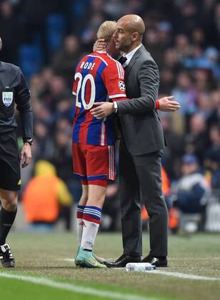 FUSSBALL CHAMPIONS LEAGUE SAISON 2014 2015 VORRUNDE Manchester City - FC Bayern Muenchen 25.11.2014 Trainer Pep Guardiola (re) empfaengt den ausgewchselten Sebastian Rode (li, beide FC Bayern Muenchen) an der Seitenlinie 