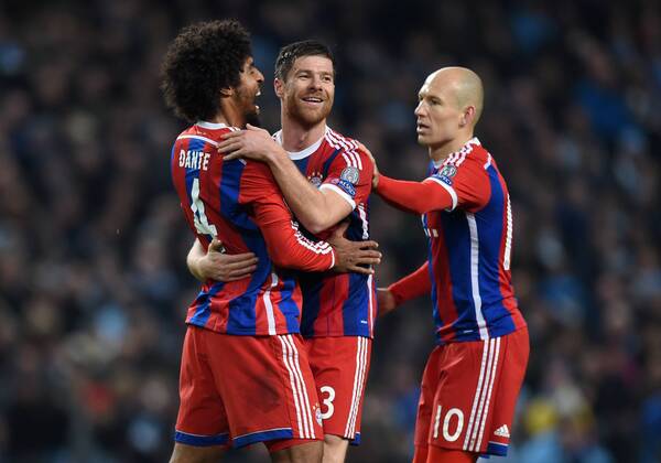 FUSSBALL CHAMPIONS LEAGUE SAISON 2014 2015 VORRUNDE Manchester City - FC Bayern Muenchen 25.11.2014 Torjubel nach dem 1:1: Dante, Xabi Alonso und Arjen Robben (v.l., alle FC Bayern Muenchen) 
