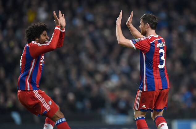 FUSSBALL CHAMPIONS LEAGUE SAISON 2014 2015 VORRUNDE Manchester City - FC Bayern Muenchen 25.11.2014 Torjubel nach dem 1:1: Dante und Xabi Alonso (v.l., alle FC Bayern Muenchen) 