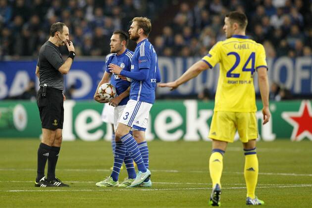 Discussion between Marco Hoeger (FC Schalke 04 12), Jan Kirchhoff (FC Schalke 04 3) and Referee Jonas Eriksson (Sweden) FC Schalke 04 vs FC Chelsea, Fussball, Champions-League, 25.11.2014 , EP_JSE
